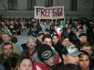 filmulet-cu-gigi-becali-in-momentul-eliberarii-gigi-de-sf-paste-acasa