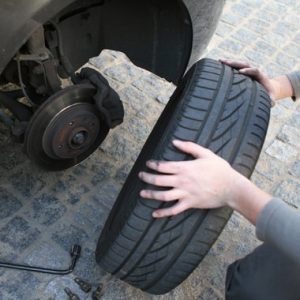 stii-sa-schimbi-roata-la-masina