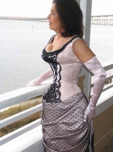 femeia-din-lume-cu-cea-mai-mica-talie-poze-1