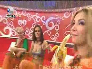 sexy-braileanca-si-banana-video-cu-sexy-braileanca-sexy-braileanca-suge-banana-in-direct