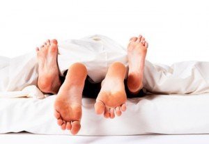 1125-feet-sex-bed-couple_sm1